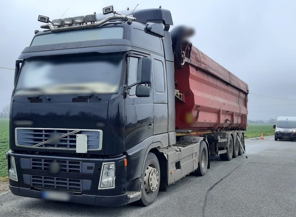 ITD: TIR przewoził za dużo kukurydzy, a kierowca busa przesadził z warzywami