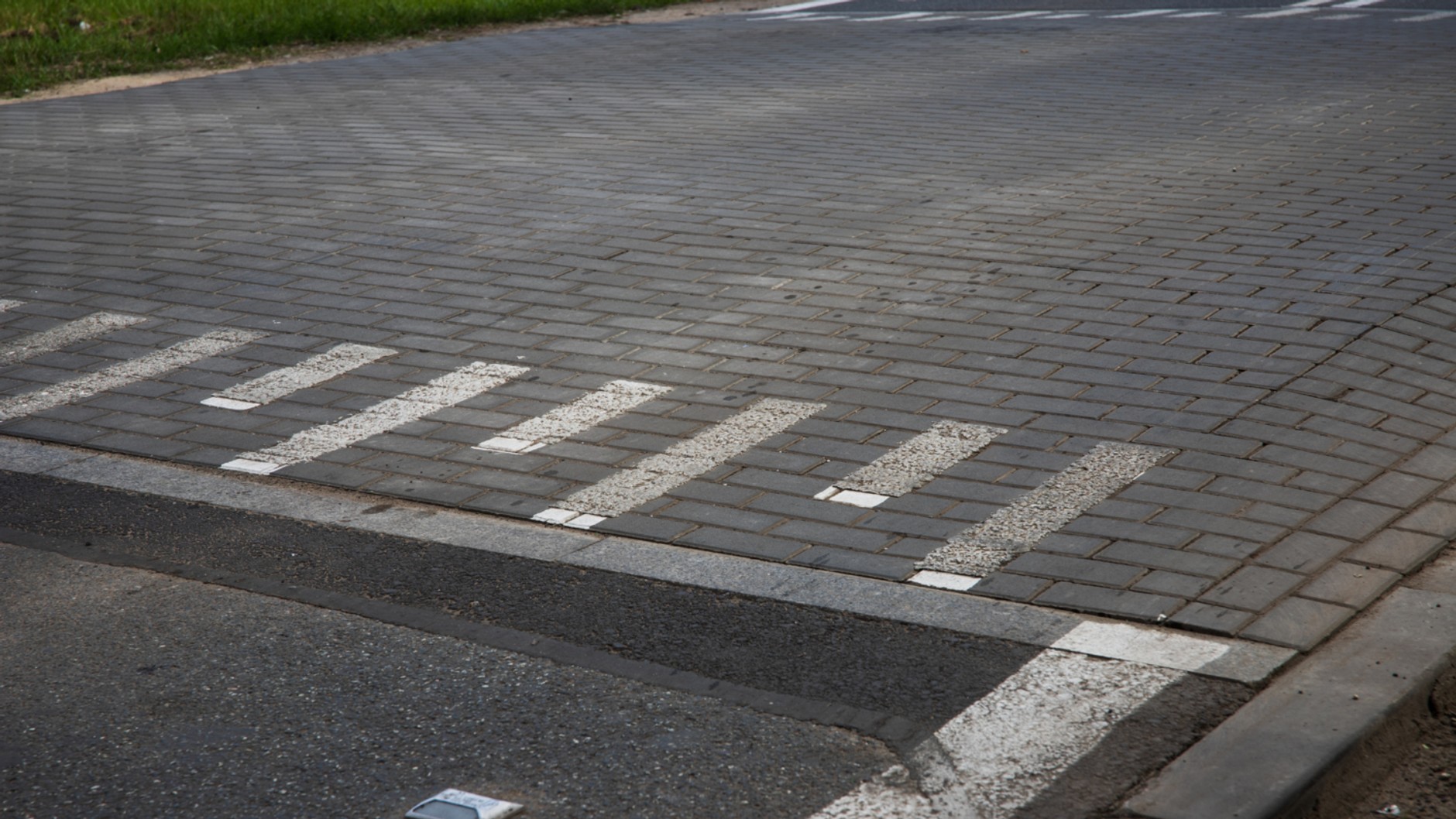 Próg sinusoidalny (próg zwalniający).