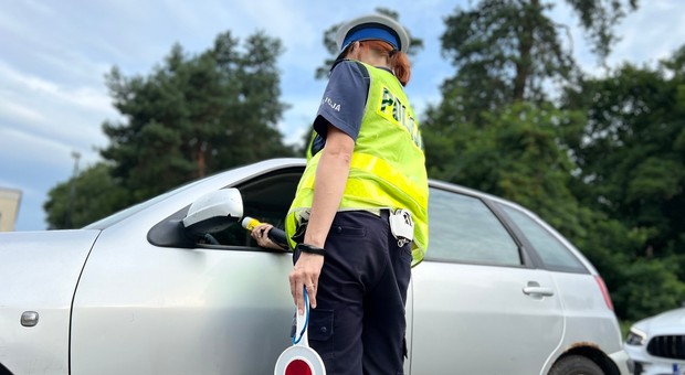 Policjanci odebrali mu prawo jazdy. W aucie nie było blokady