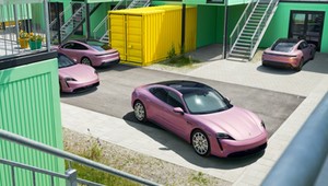 Plastic is fantastic. Tomek Mąkolski umieścił Porsche Taycan w futurystycznym świecie
