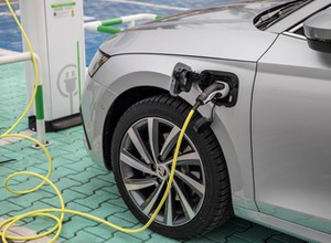 Samochód całkowicie elektryczny czy hybryda plug-in? Co się bardziej opłaca?