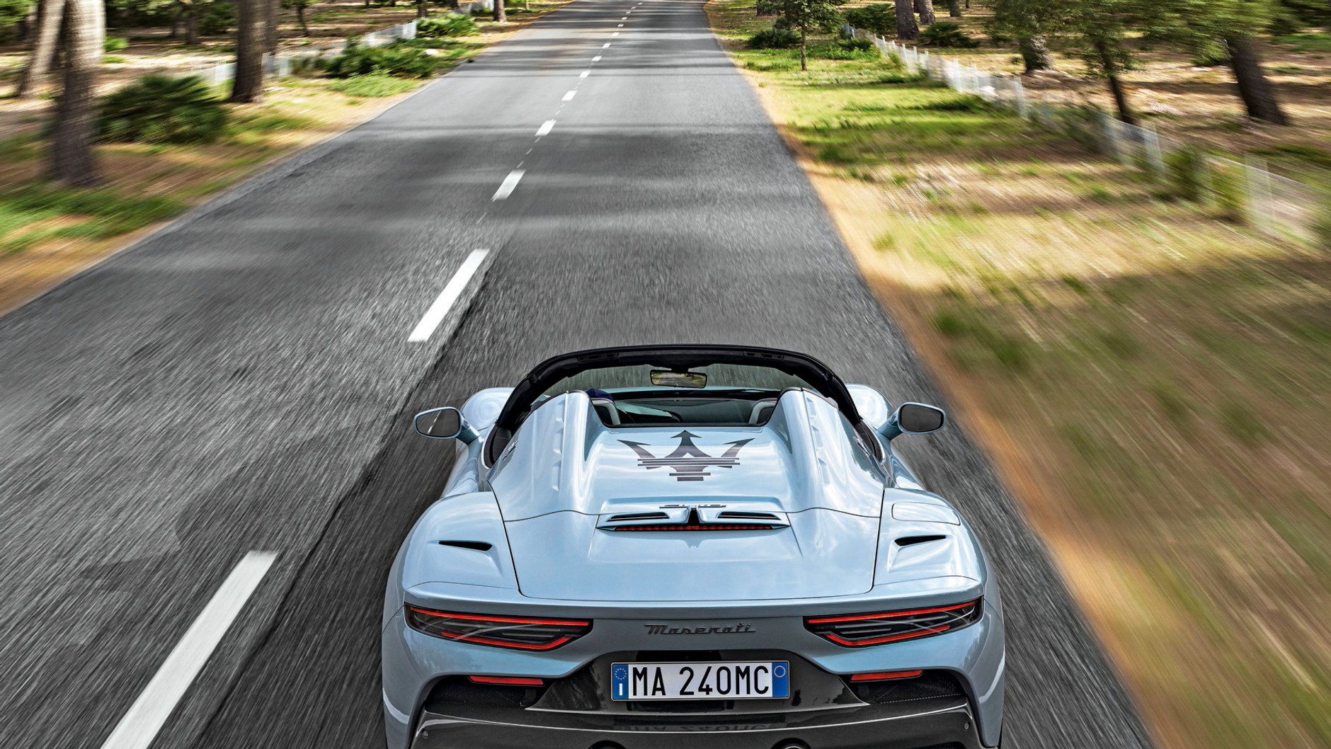 Maserati MC20 Cielo jest precyzyjnie zbalansowane. Dodatkowa masa elektrycznie składanego dachu? Niezauważalna