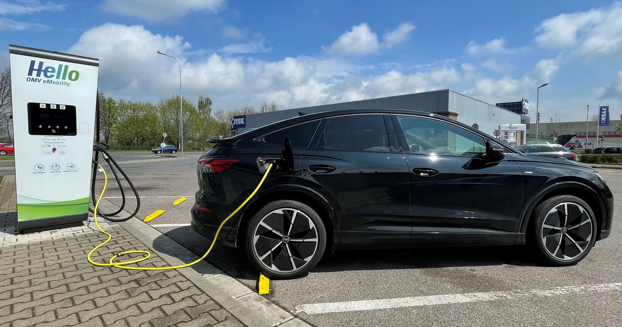 Testujemy koszty ładowania na trasie z Audi Q4 e-tron Sportback