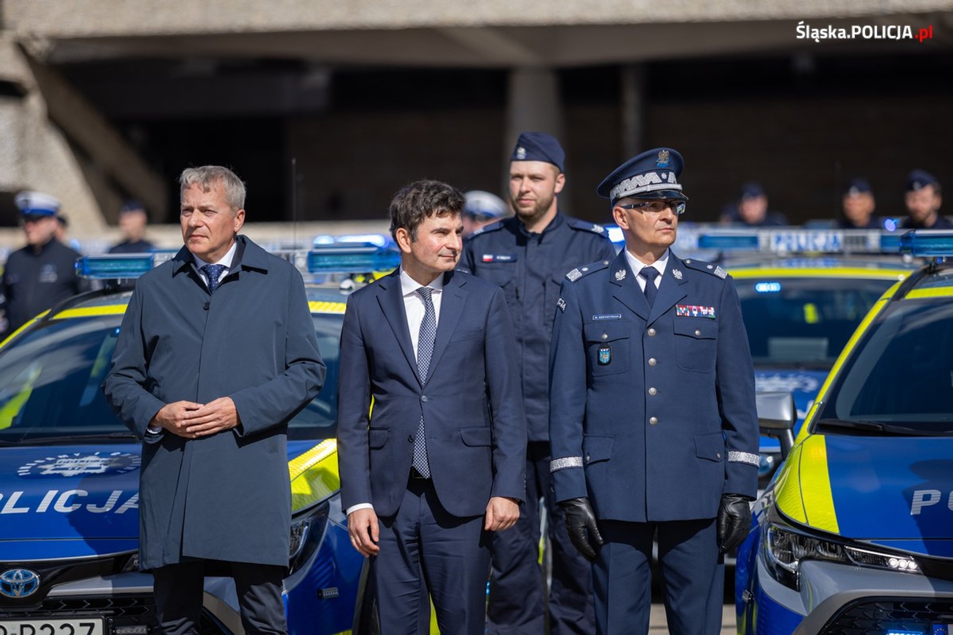 Policjanci ze Śląska dostali nowe radiowozy. Są hybrydowe