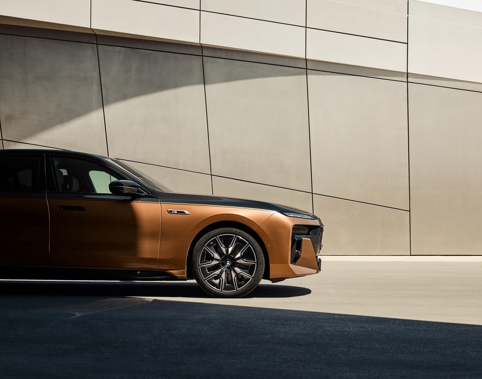 BMW i7 M70