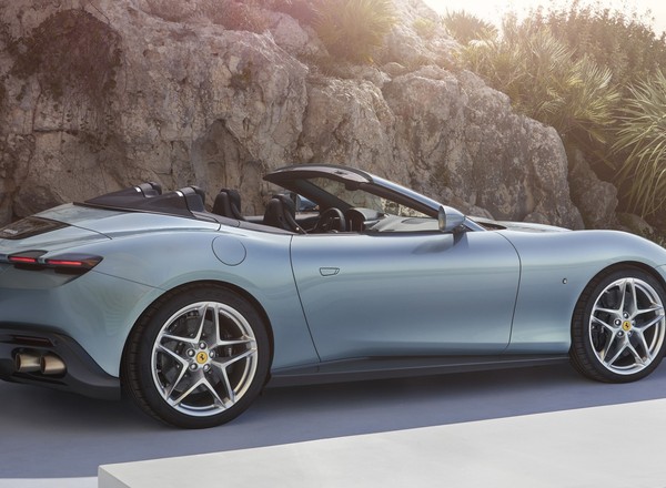 Ferrari Roma Spider ma 620 KM i debiutuje 3,5 roku po coupe. Dlaczego tak późno?