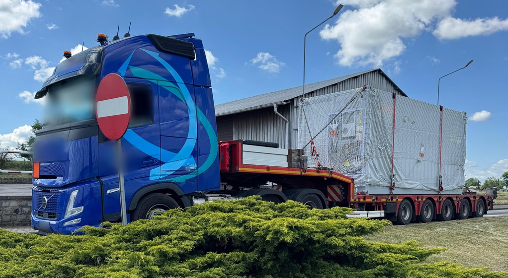 Kontrolowany pojazd podczas kontroli na punkcie kontrolnym opolskiej Inspekcji Transportu Drogowego