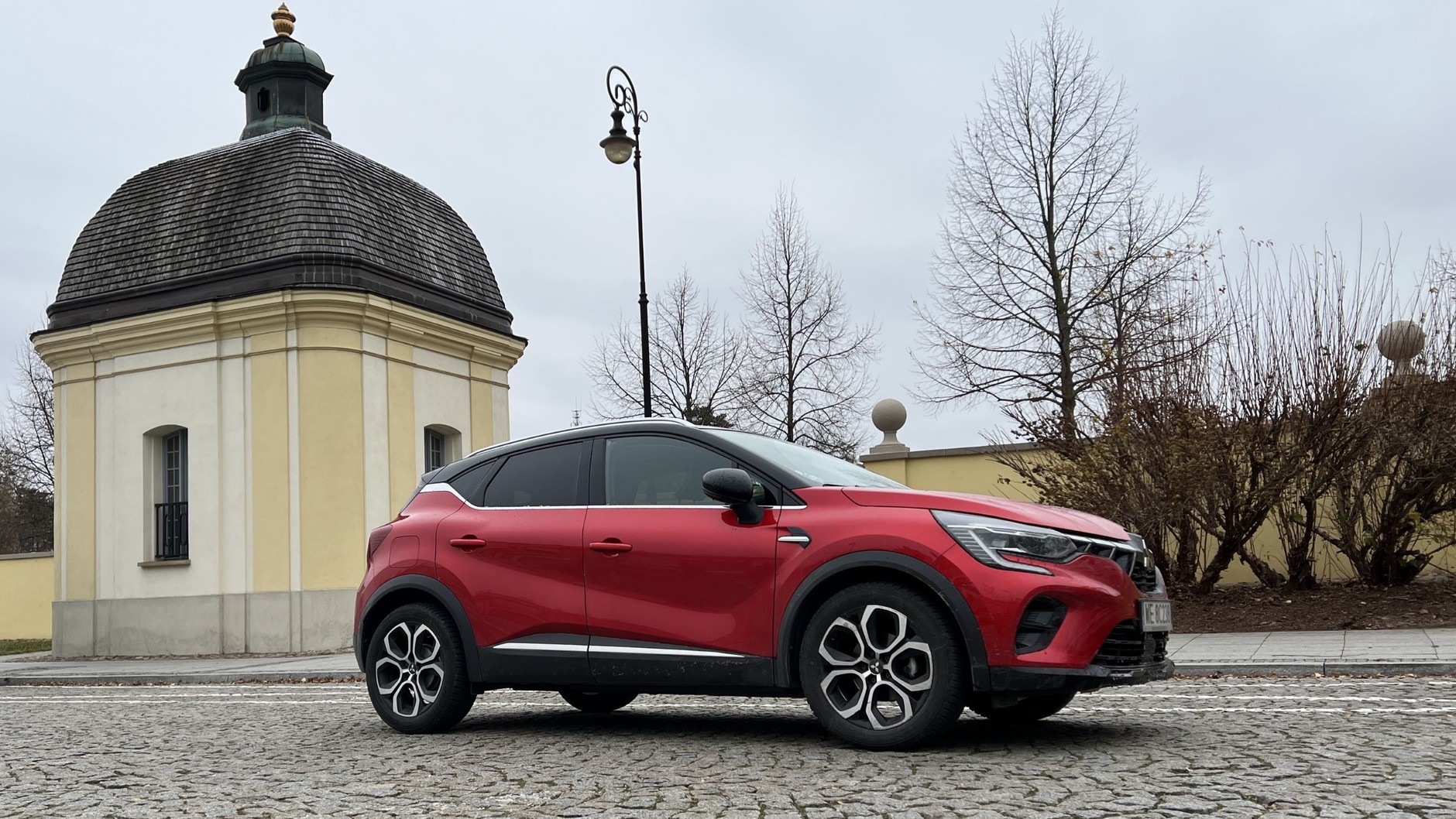 Mitsubishi ASX (druga generacja; od 2023 r.) przed murem Pałacu Branickich w Białymstoku