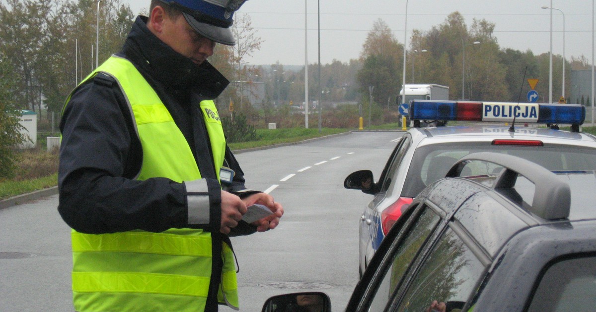  Kierowca nie widzi policjanta, a tu... pyk. 12 pkt. karnych mandatu. Za nawyk, który ma wielu