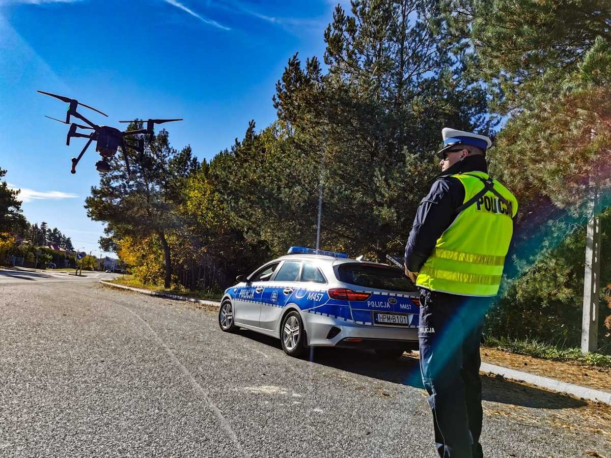 Jeden z dronów podlaskich policjantów podczas kontroli przejazdów kolejowych w 2022 r.