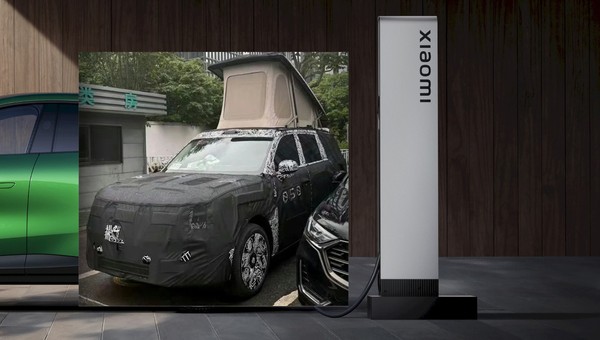 Zamaskowany duży SUV Xiaomi z wbudowanym namiotem dachowym