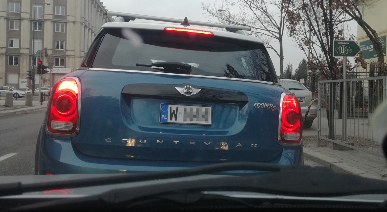 Tablice rejestracyjne - jakie są rodzaje, co oznaczają i co nam dają?