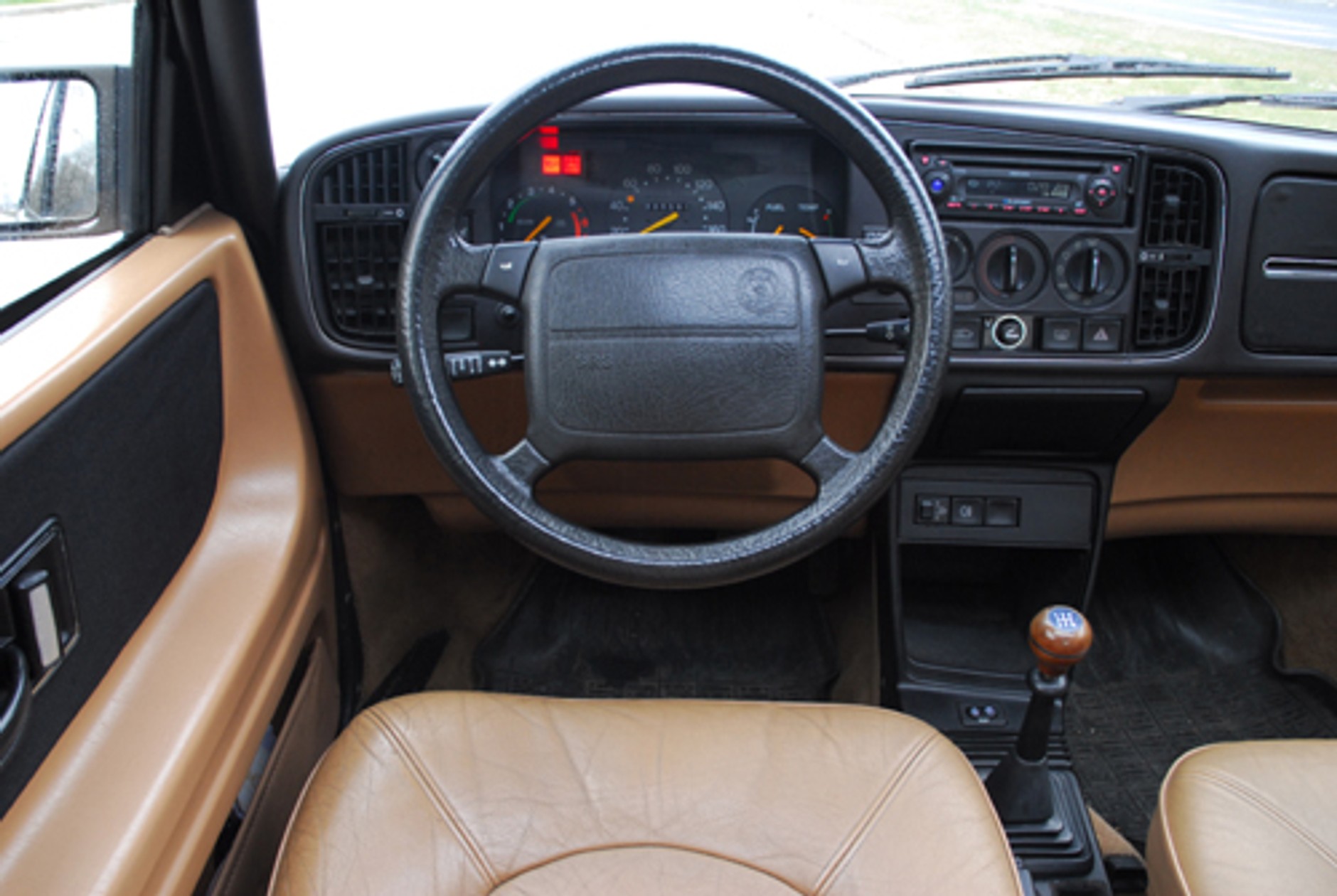 Saab 900 - Pół-samochód, pół-samolot