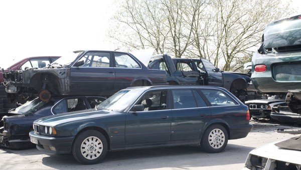 Auto na części: trzeba uważać na okazje