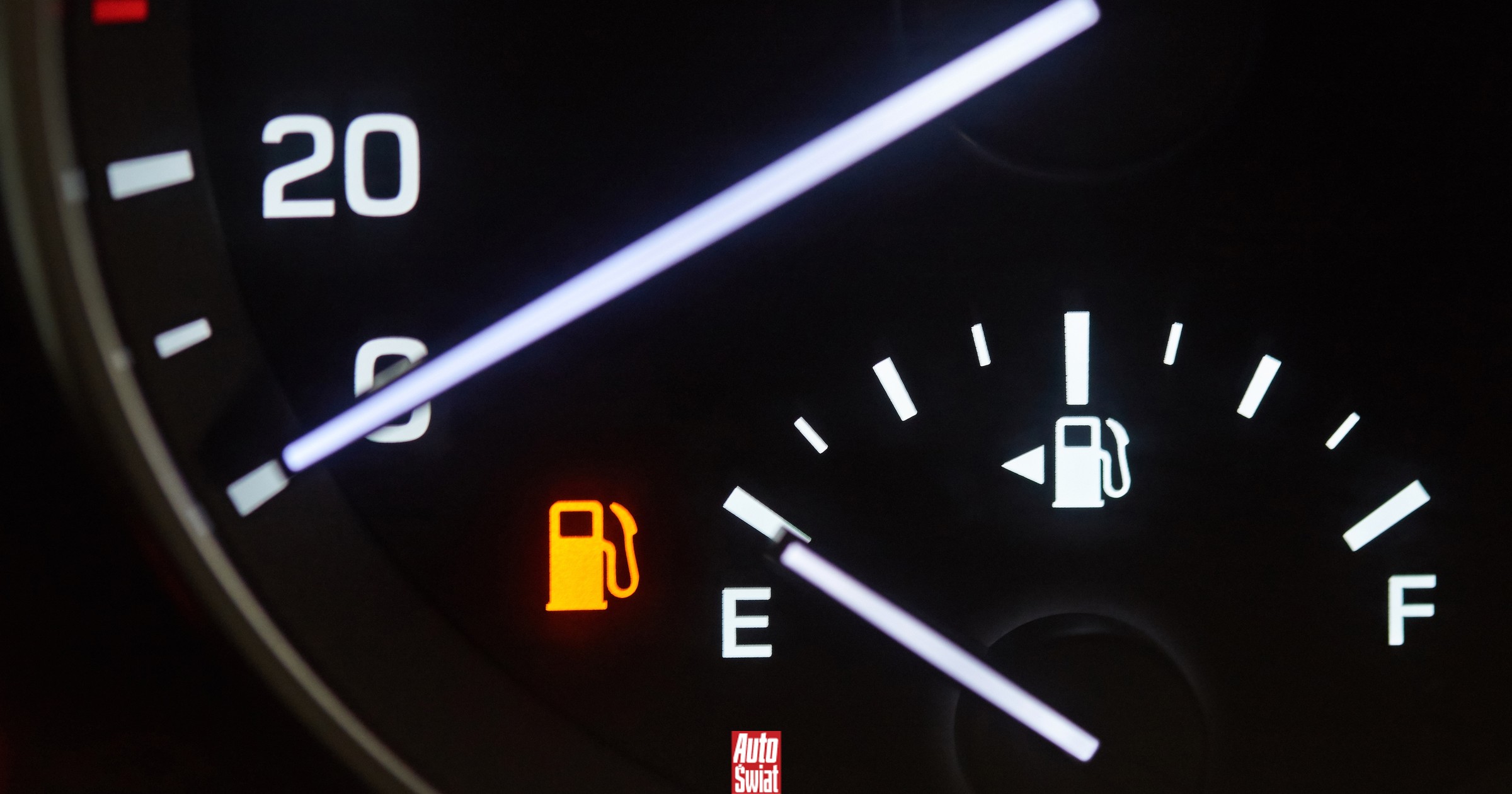 Ile kilometrów zasięgu zostaje po zapaleniu się rezerwy? Lepiej nie zwlekać, bo czasem bardzo mało