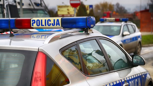 Kierowca miał udar, policjanci skuli go kajdankami