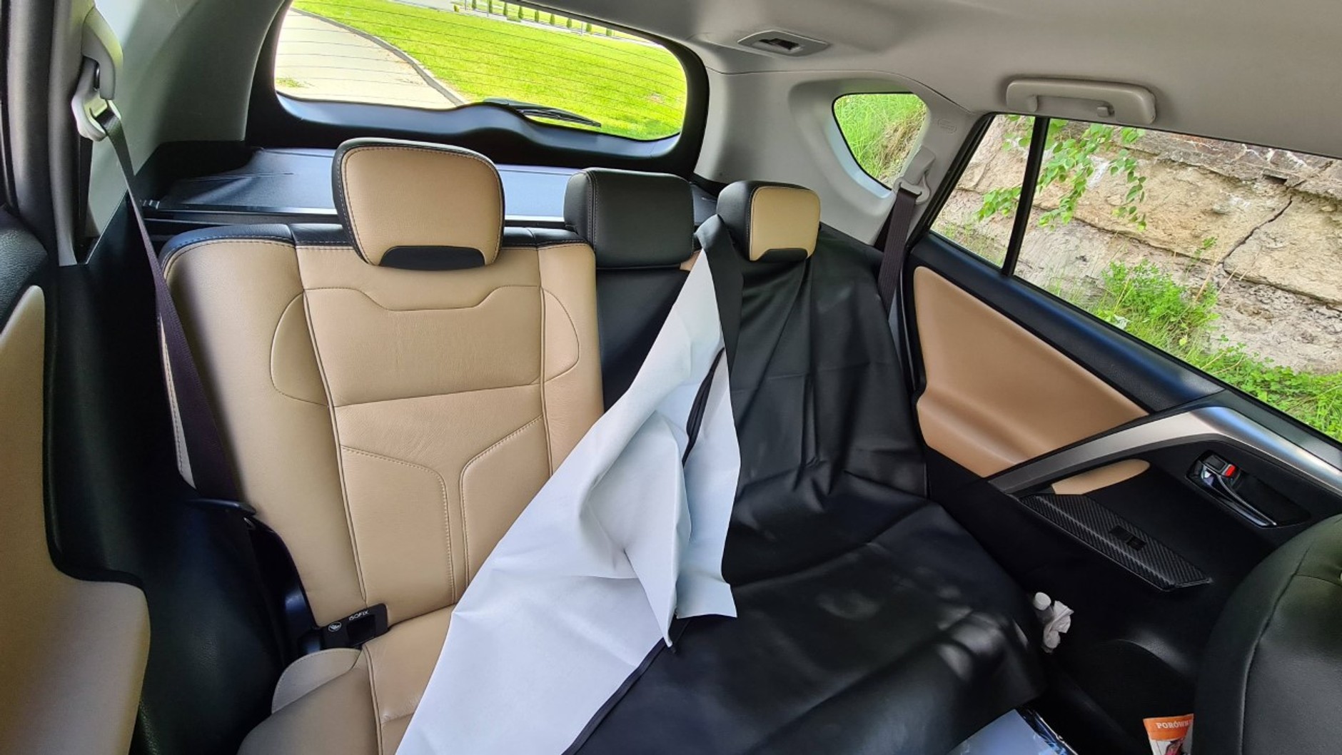 Pokrowiec na kanapę w samochodzie