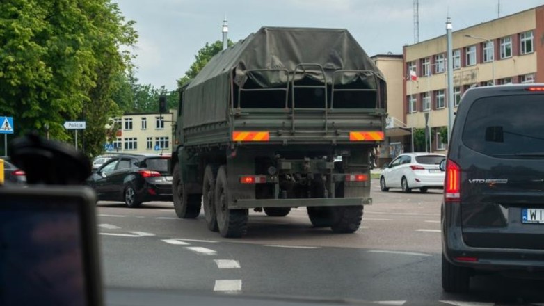 Po Białowieży jeździły pojazdy wojskowe z niewidocznymi tablicami rejestracyjnymi. Sprawę zbada żandarmeria wojskowa