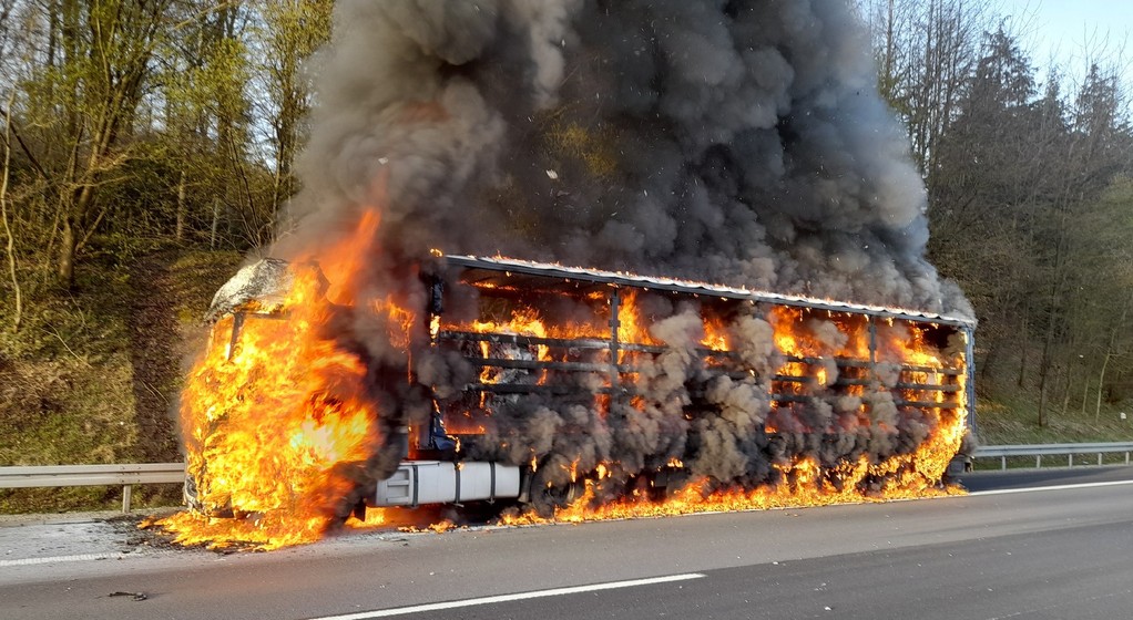 Na niemieckiej autostradzie spłonęła polska ciężarówka przewożąca papier