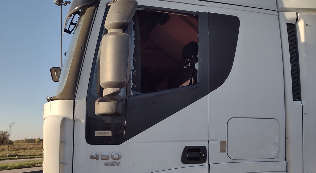 Aby wyciągnąć kierowcę na światło dzienne, trzeba było wybić szybę ciężarówki