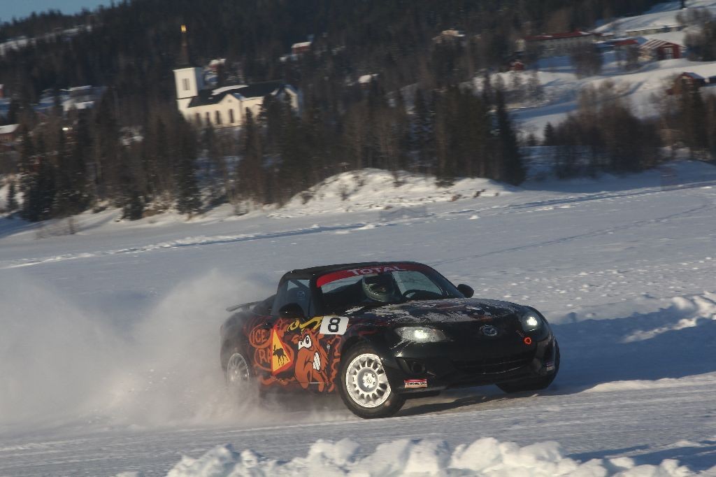 Emocjonujący finisz wyścigu Mazda MX-5 Ice Race