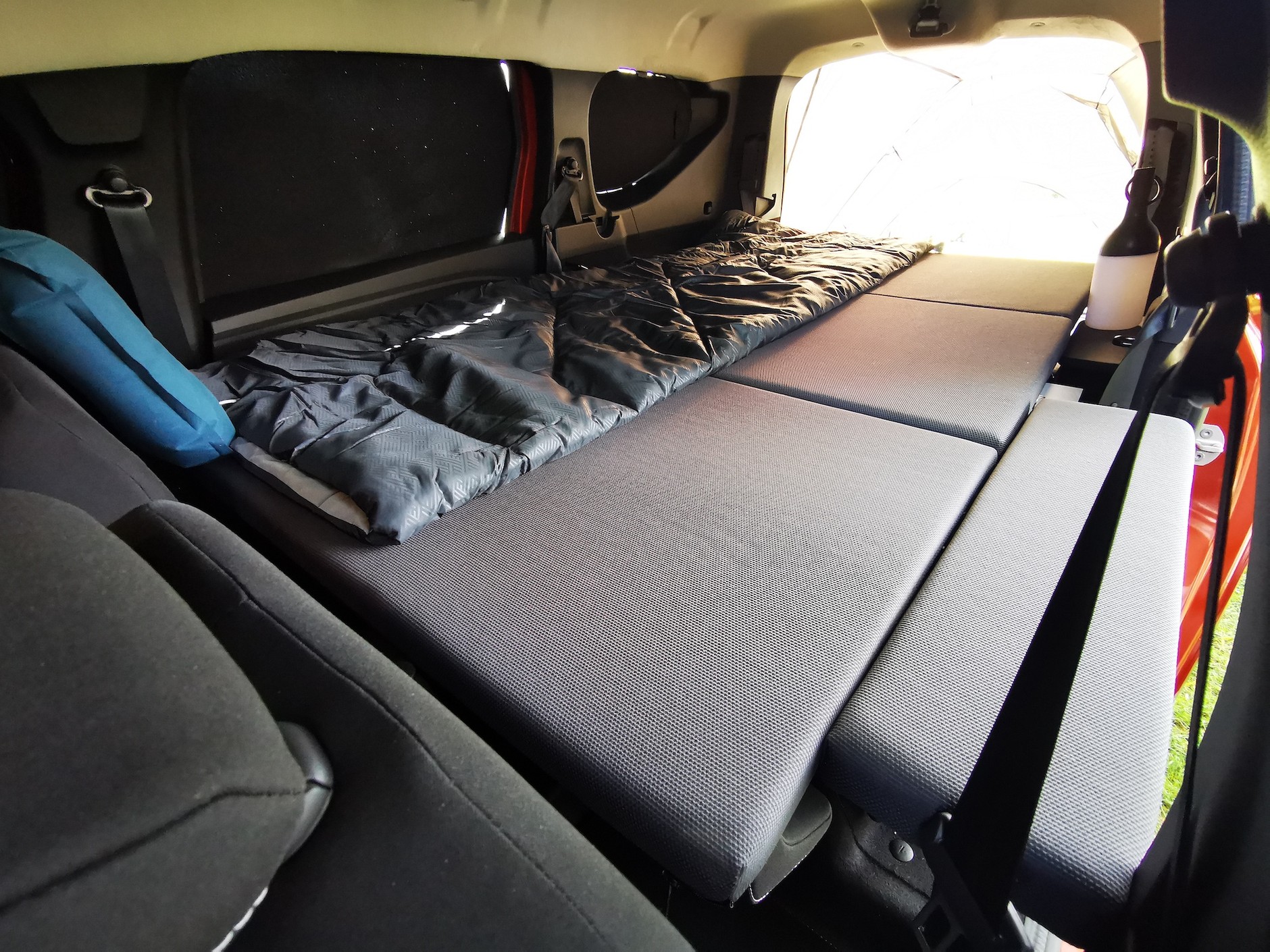 Dacia Jogger na biwaku: widok pakietu kamperowego Dacii Jogger od przodu do tyłu