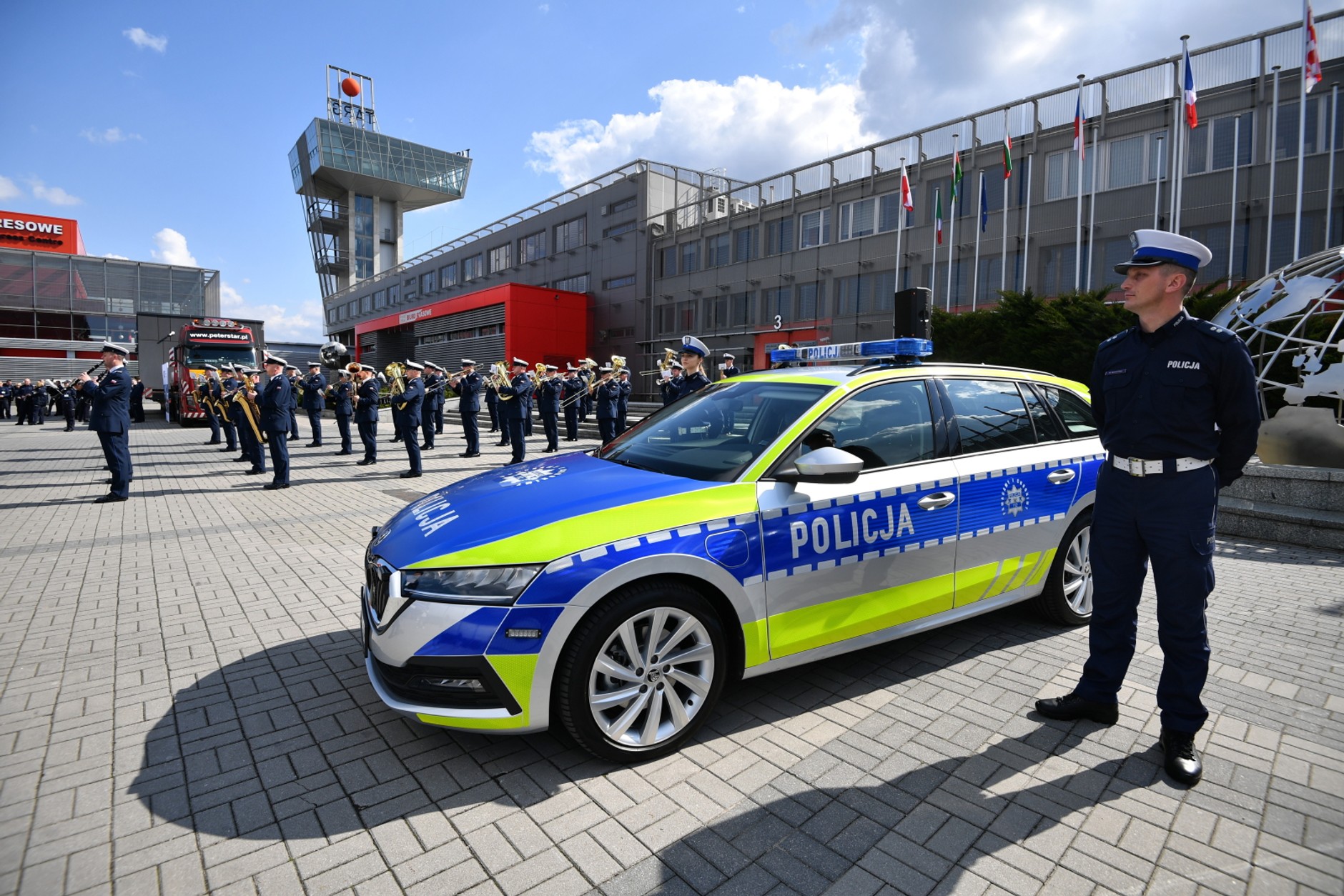 Nowe radiowozy i motocykle polskiej policji