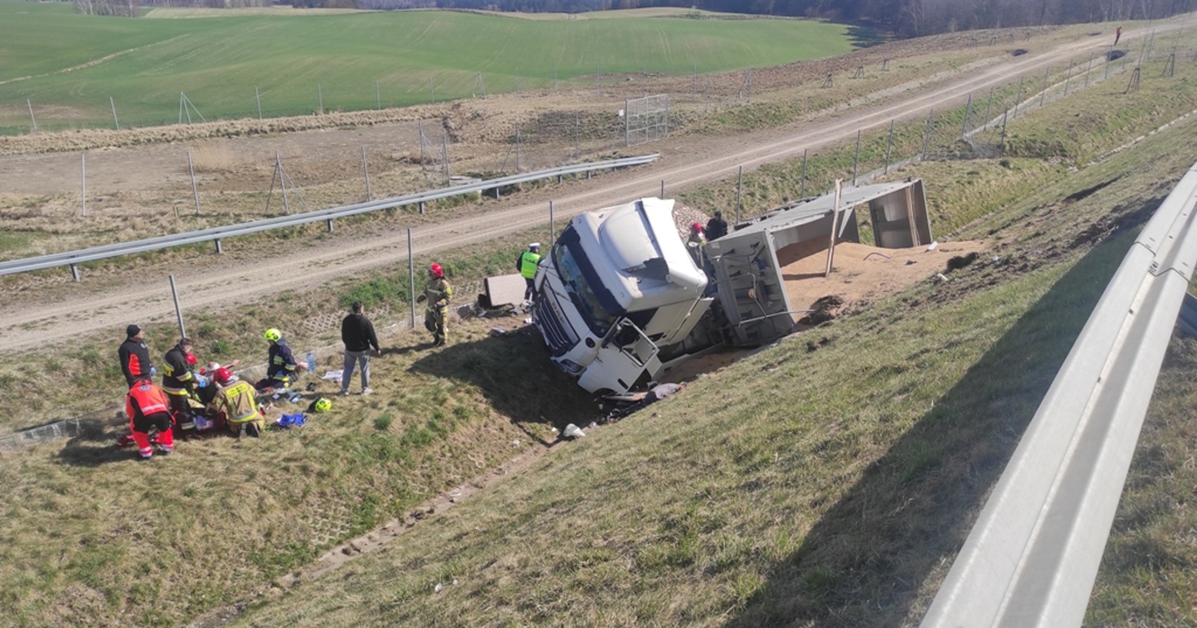Na drodze S7 doszło do wypadku, w wyniku którego ciężarówka zjechała do rowu