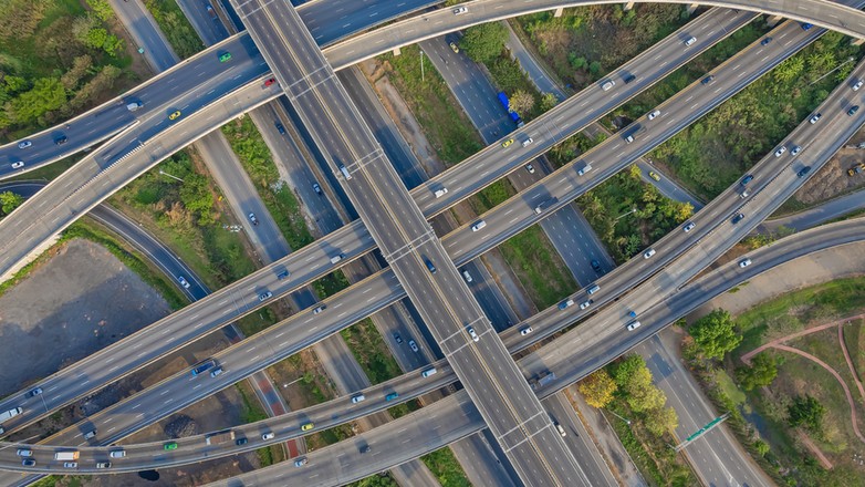 Wielopoziomowy węzeł autostradowy — zdj. ilustracyjne