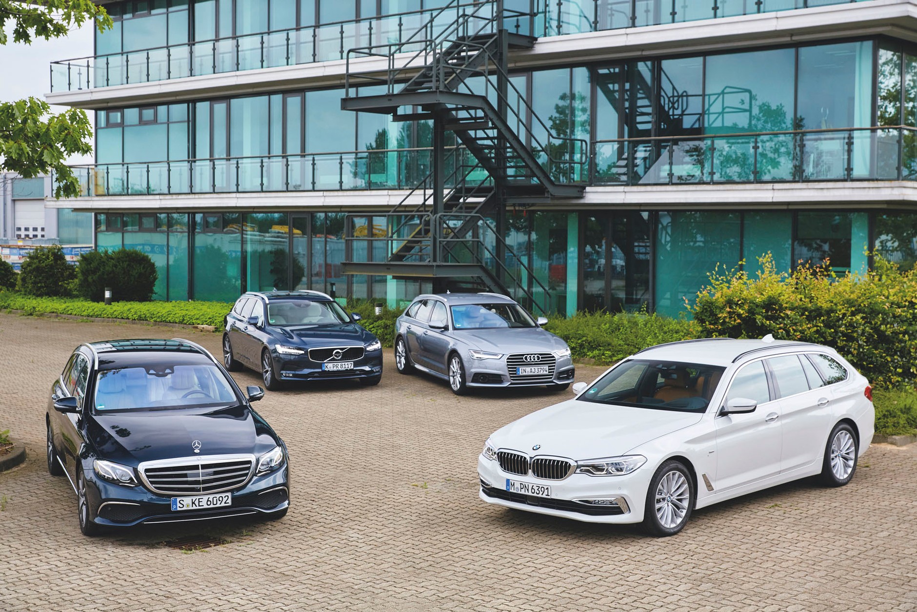 BMW serii 5 kontra Mercedes E220d, Volvo V90 D4 i Audi A6 - oto flota marzeń