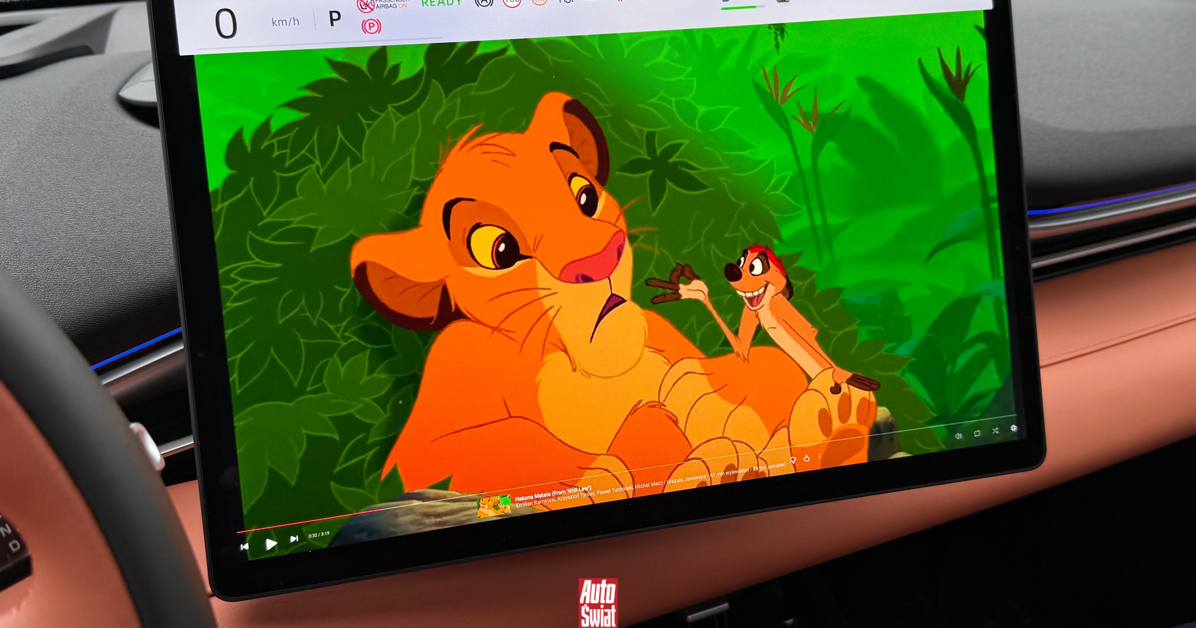 Nie bierz do ręki telefonu podczas jazdy. Ale zza kółka możesz (legalnie?) oglądać film