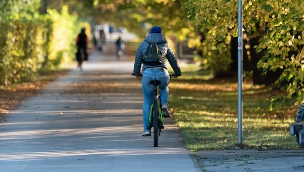 Nie marznij na rowerze. Noszenie zbyt grubych ubrań to droga donikąd