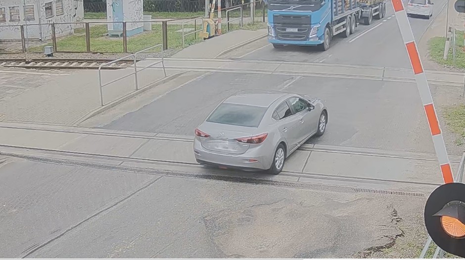Niebezpieczne wykroczenia na przejeździe kolejowym