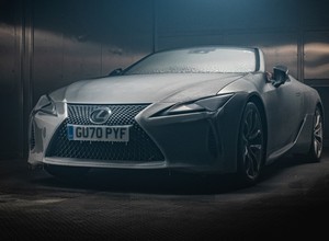 Kabriolet Lexus LC 500 zamknięty na 12 godzin w zamrażarce