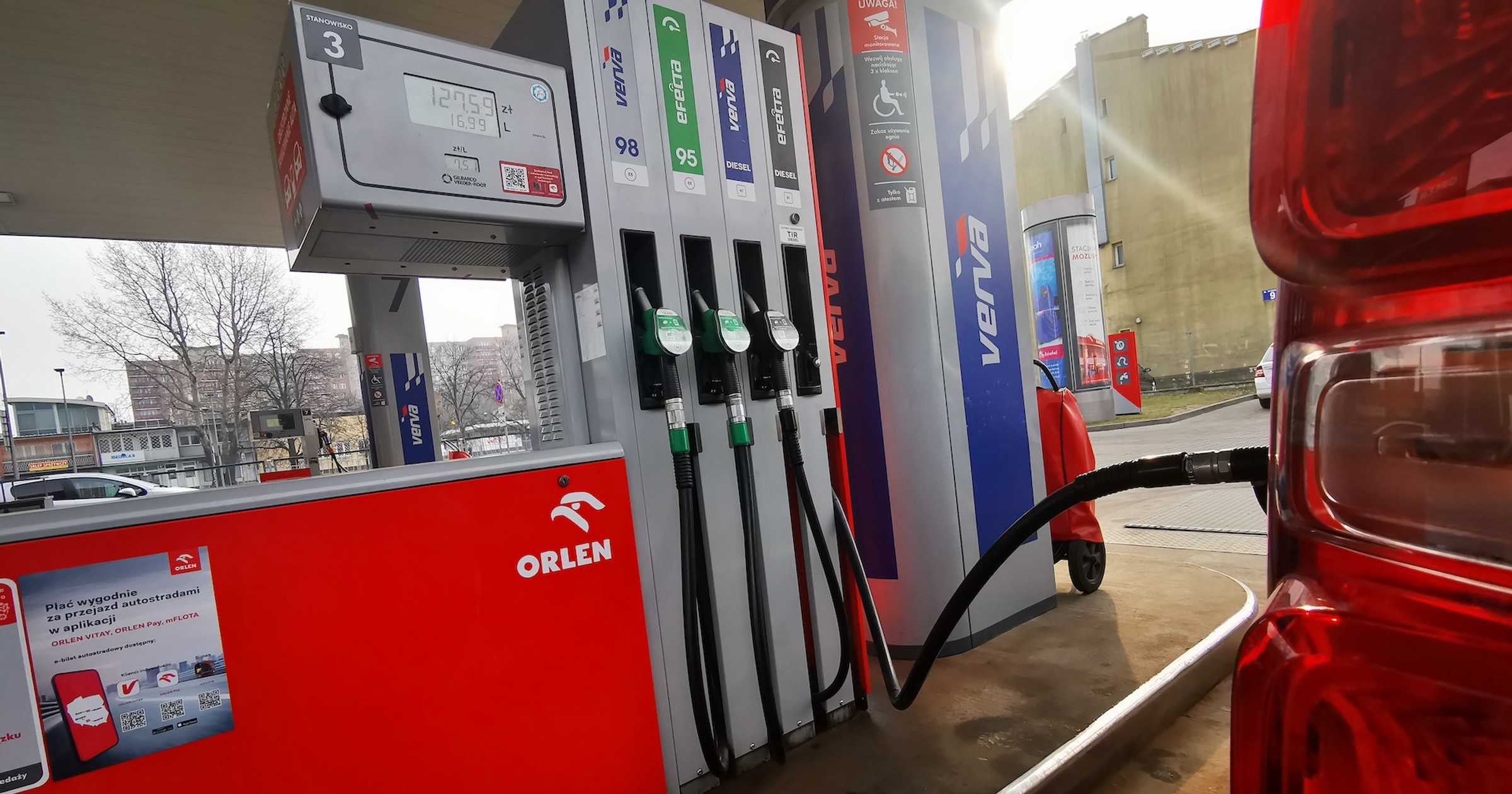 Tankowanie samochodu na polskiej stacji paliw