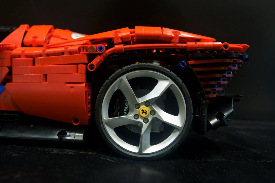 Ferrari Daytona SP3 w skali 1:8 z klocków LEGO