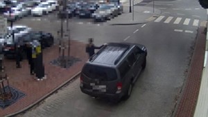 Jeździli tak po parkingu przed sądem. Wszystko się nagrało i kierowca dostał mandat [WIDEO]
