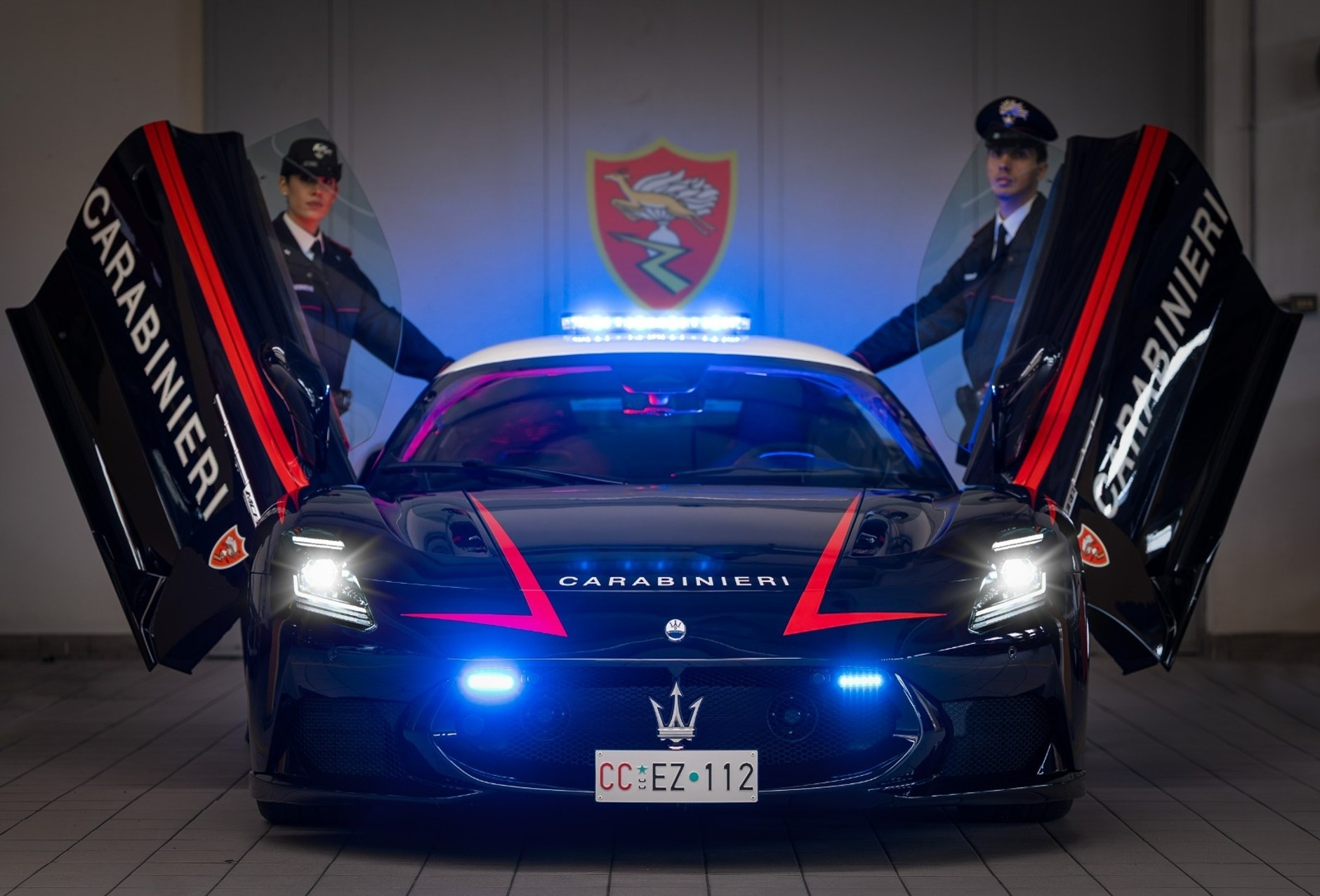 Karabinierzy otrzymali Alfę Romeo Giulia Quadrifoglio i Maserati MCPURA