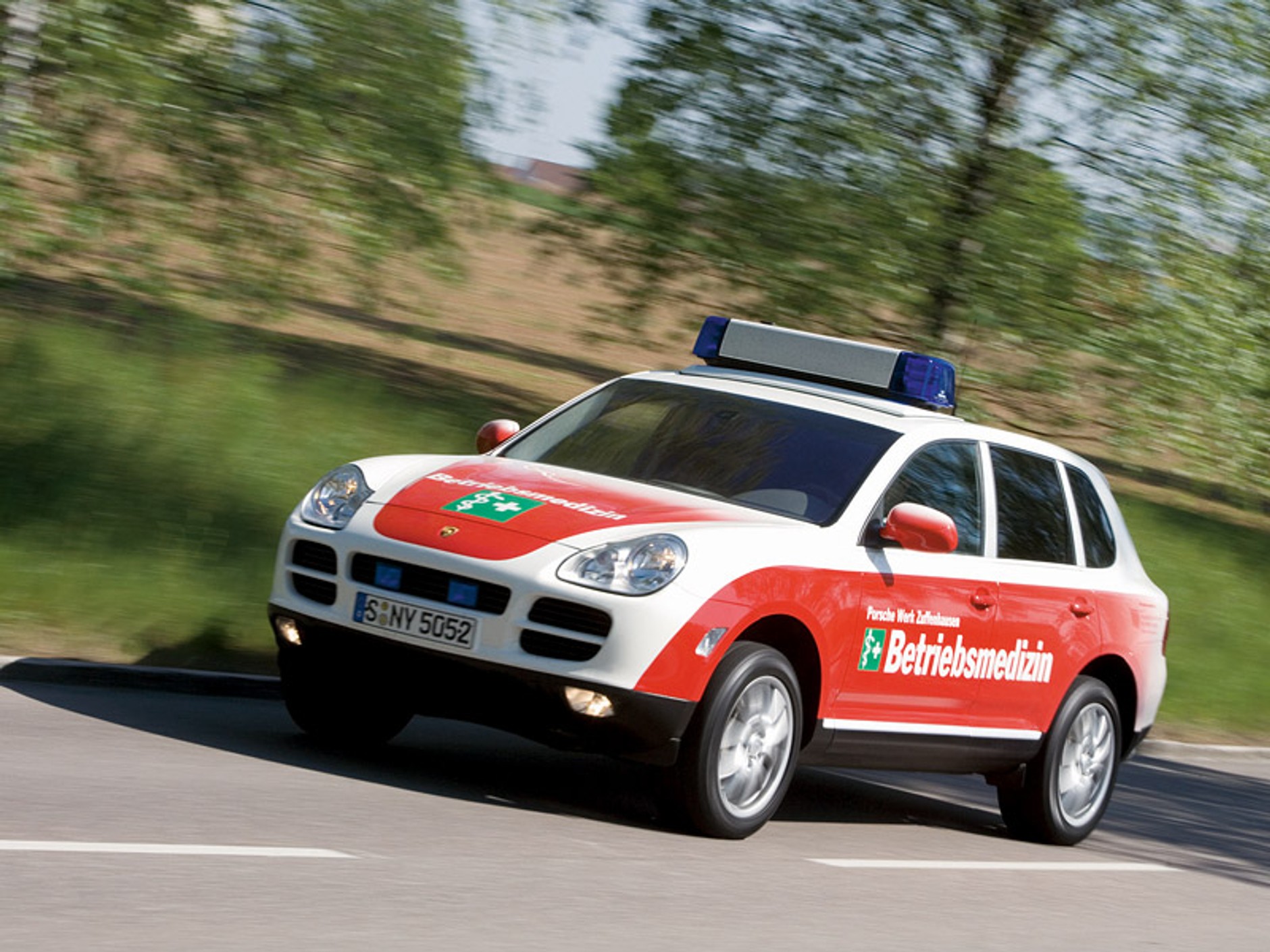 Porsche Cayenne S: ekskluzywna karetka dla własnego personelu