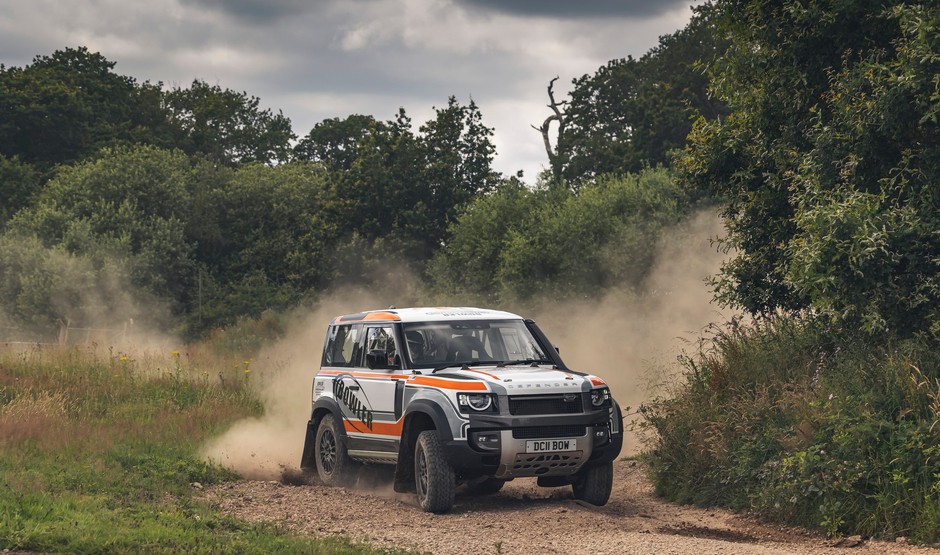 Rajdowy Land Rover Defender 90 od Bowlera