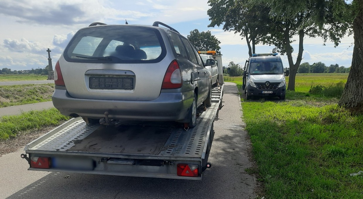 Inspektorzy ITD zaskoczyli kierowcę pytaniem. Przewoził auta do złomowania