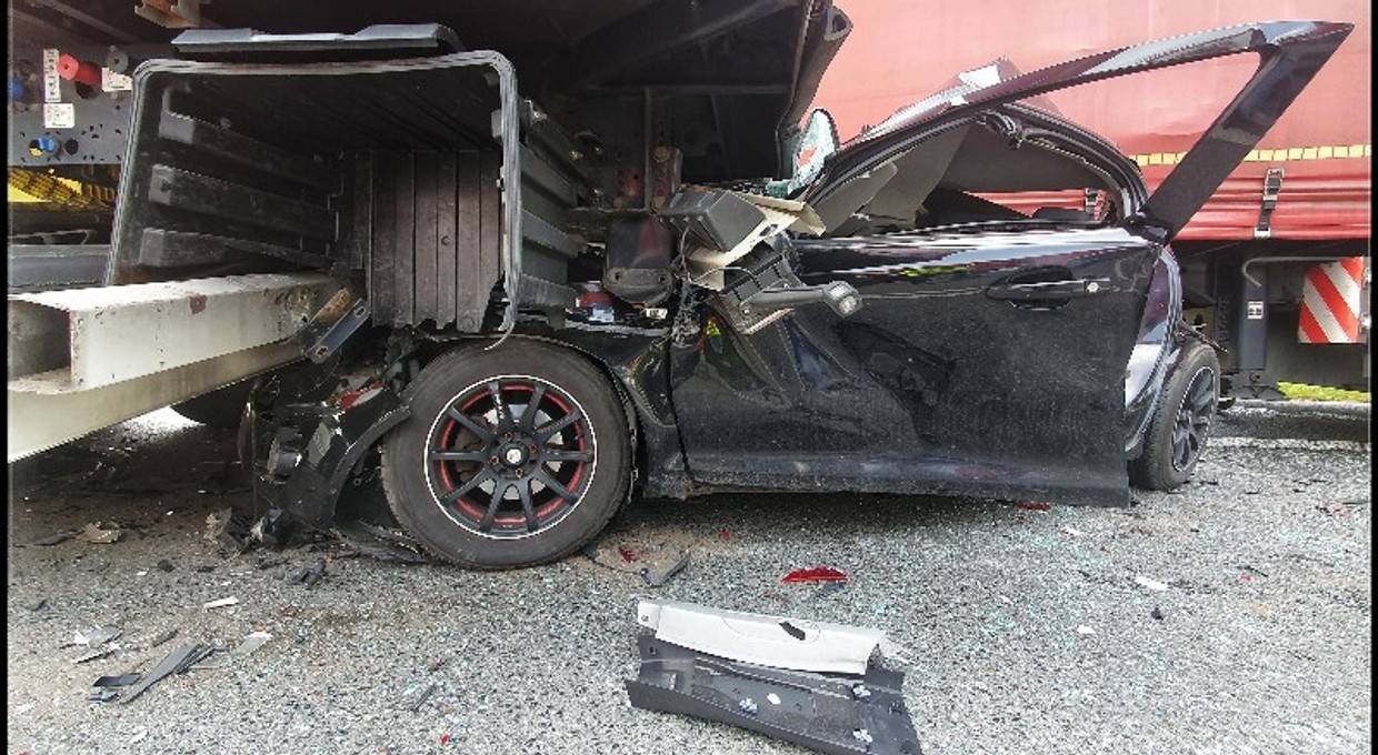 Mały Opel został zmiażdżony przez ciężarówkę. To cud, że nikt nie zginął