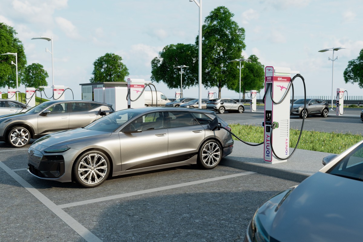 Niedługo elektryki naładują się na 300 km w osiem min. Przy drogach staną nowe stacje