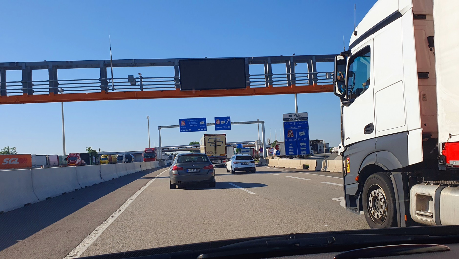 W niektórych sytuacjach z prawej strony można wyprzedzać także w innych krajach Europy