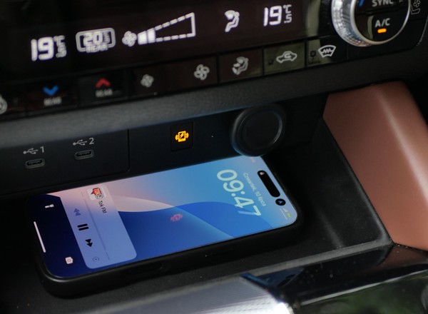 Każdy chce mieć ten gadżet w aucie, dopóki go nie ma. Wam też ładowarka indukcyjna smaży telefon?
