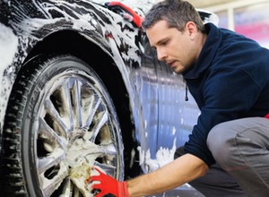 Czas na pozimowe SPA dla naszych samochodów — czym najlepiej myć auto?