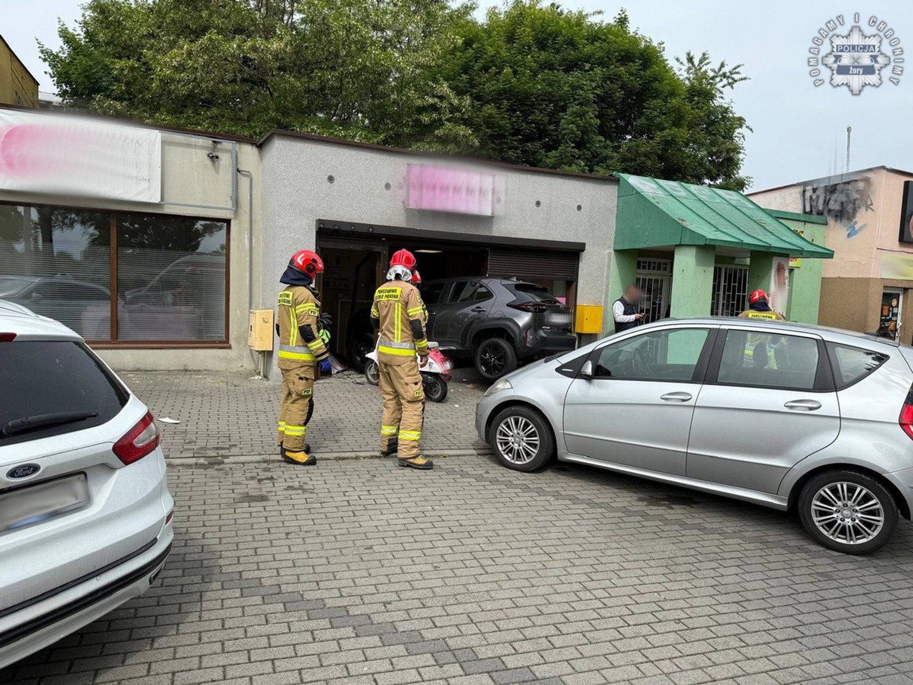 73-latek wjechał autem do salonu kosmetycznego w Żorach. Przez witrynę
