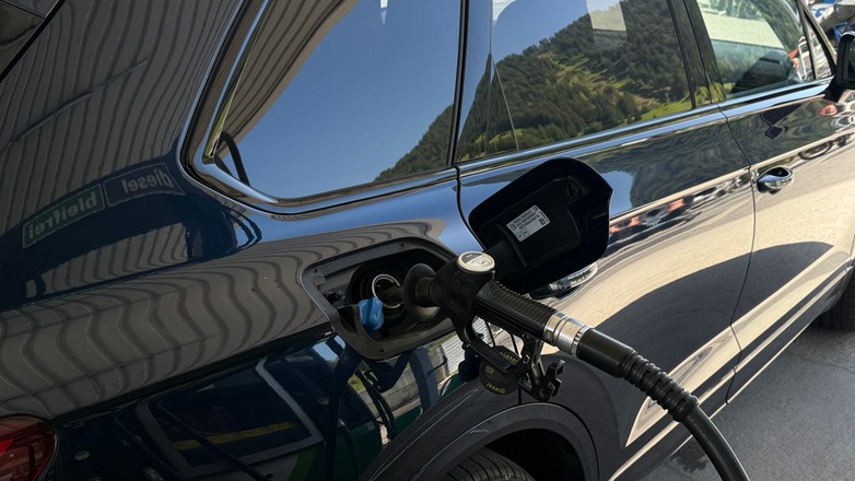 Tankowanie oleju napędowego – zdjęcie ilustracyjne