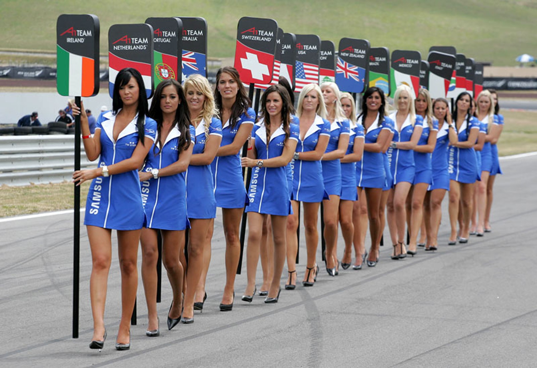 Tylko u nas: dziewczyny bawią się narzędziami