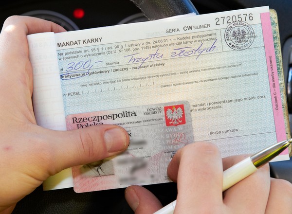 Na lotnisku dowiedział się, że jest ścigany za wykroczenie drogowe. Koszmarny w skutkach błąd policji i sądu